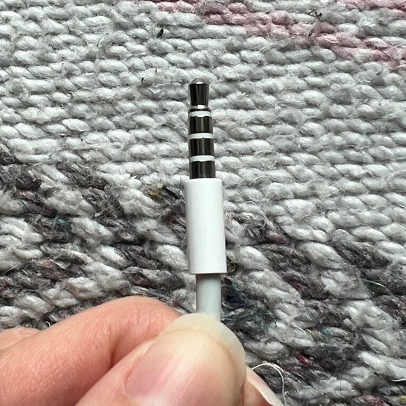 Apple Earphones with Remote and Mic for iPhone, iPod Touch, iPad (MB770G/A) - Picture 7 of 9